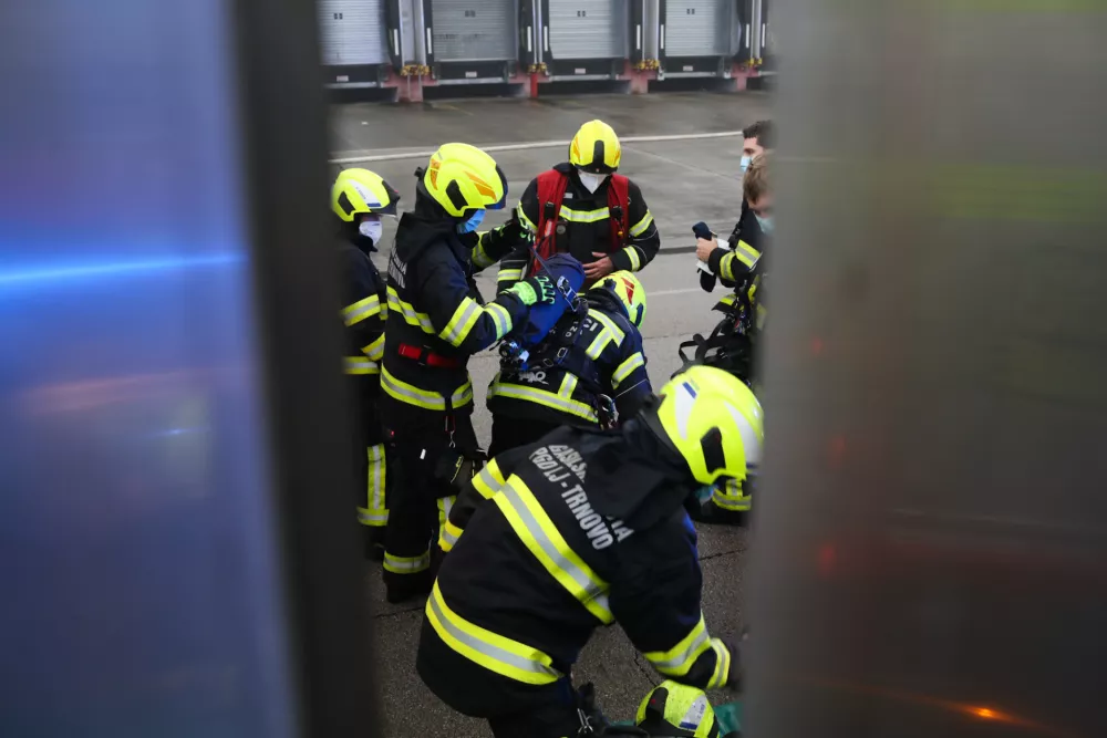 Znano, kje je zagorelo v Sparovem skladi&scaron;ču, smrad ostaja, prizadeta dobava v trgovinah, priporočila NIJZ