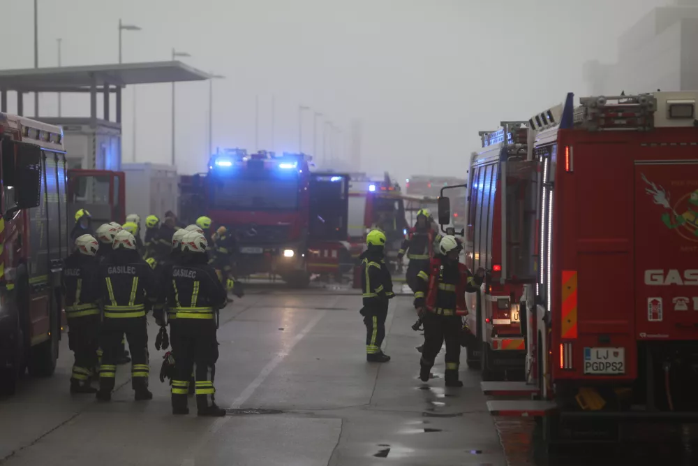 Znano, kje je zagorelo v Sparovem skladi&scaron;ču, smrad ostaja, prizadeta dobava v trgovinah, priporočila NIJZ