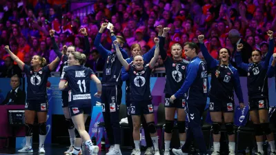 Handball - 2025 IHF World Women's Handball Championship - Final - Germany v Norway - Rotterdam Ahoy, Rotterdam, Netherlands - December 14, 2025 Norway coach Ole Gustav Gjekstad and the players react REUTERS/Piroschka Van De Wouw