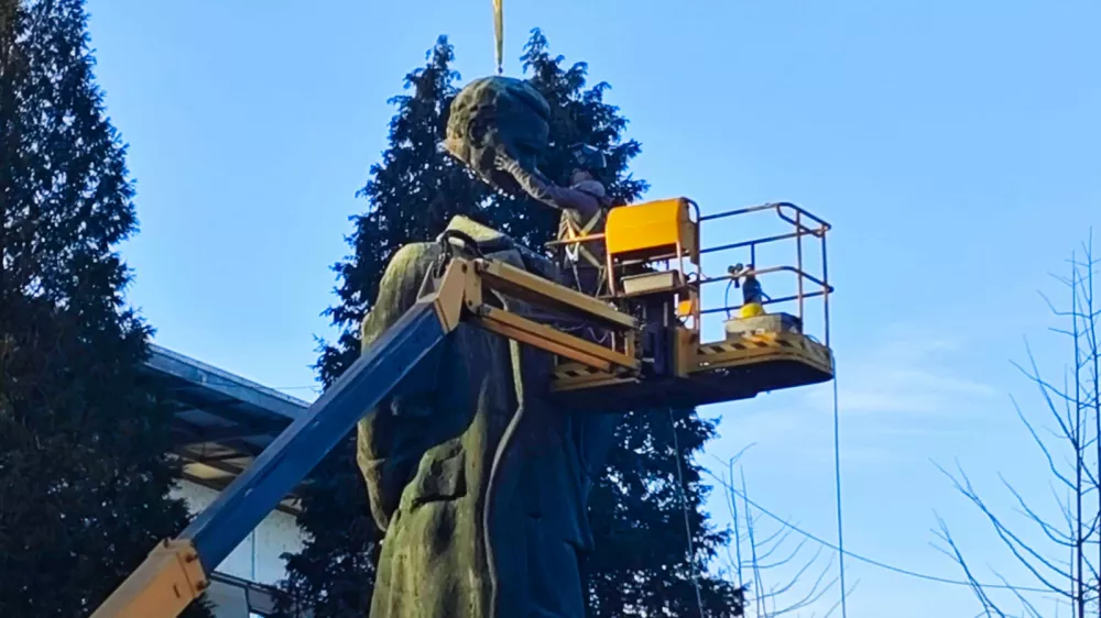 Velenje, Titov trg.Velenjska obcina je danes obnovila Titov spomenik.