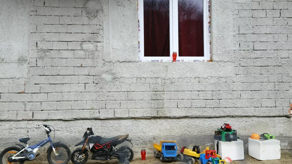 V naselju Bedekov&scaron;čina v hrva&scaron;ke Zagorju je mo&scaron;ki na rojstnodnevni zabavi umoril svojo ženo, mamo &scaron;tirih otrok, potem pa sodil &scaron;e sebi. 