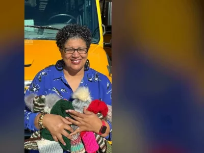 Voznica je otrokom kape spletla kar sama. Foto: zajem zaslona