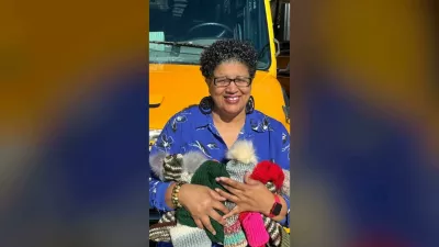 Voznica je otrokom kape spletla kar sama. Foto: zajem zaslona