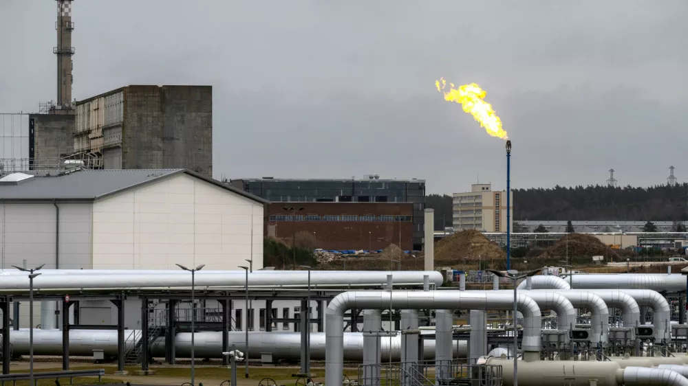 11 December 2025, Mecklenburg-Western Pomerania, Lubmin: A mixture of natural gas and hydrogen burns off at the end of the filling of the first hydrogen pipeline. The pipeline operator Gascade is using a section of the former Opal pipeline for this purpose. The pipeline is to be called "Hyos" in future. Photo: Stefan Sauer/dpa