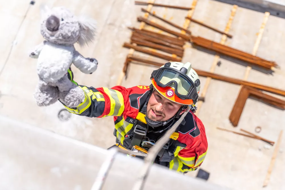 Fotografije je posnel Ivan Marjanović iz Službe za varnost in zdravje pri delu, ki je s svojim občutkom za ljudi in prostor ujel pristne trenutke sodelovanja in pozitivne energije.