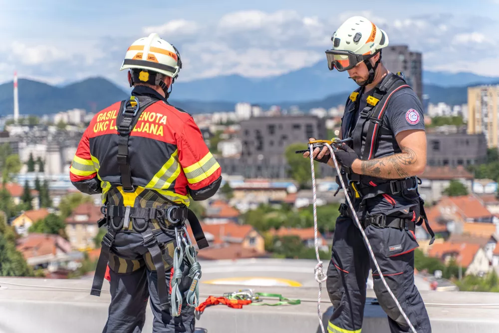 Fotografije je posnel Ivan Marjanović iz Službe za varnost in zdravje pri delu, ki je s svojim občutkom za ljudi in prostor ujel pristne trenutke sodelovanja in pozitivne energije.