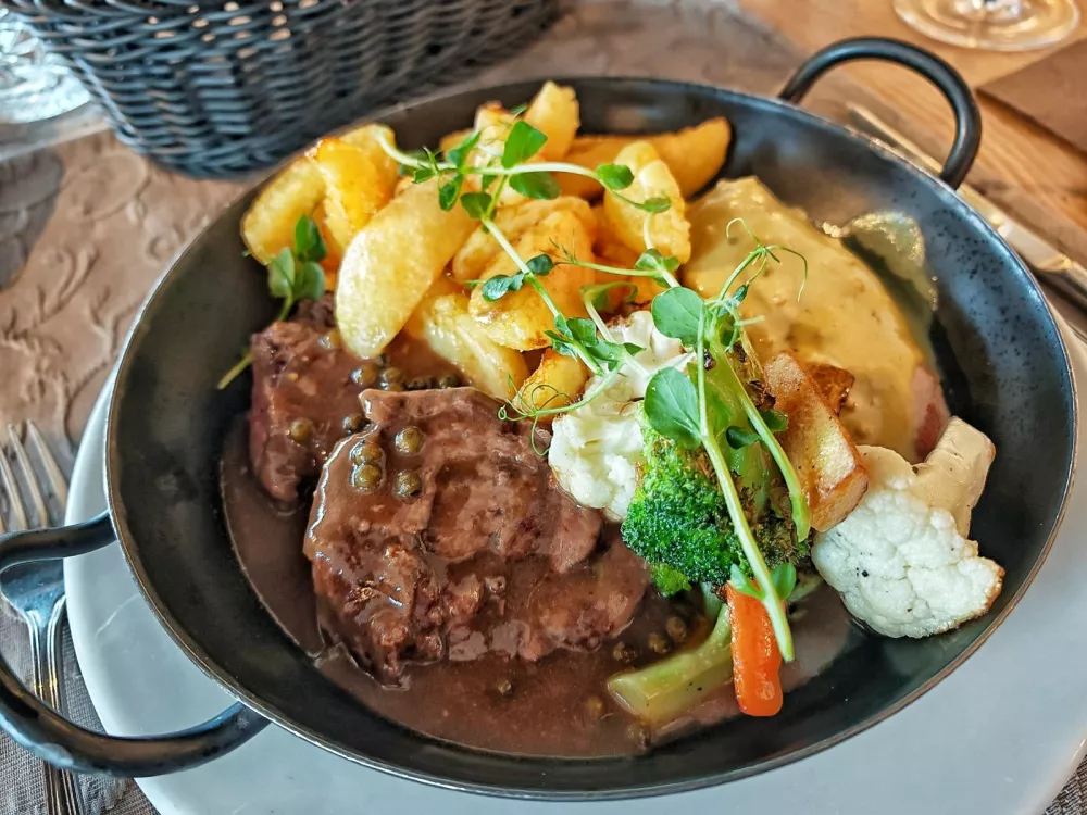 Svinjski file v gorčični omaki in pljučni file v poprovi omaki, Oaza Moravske Toplice