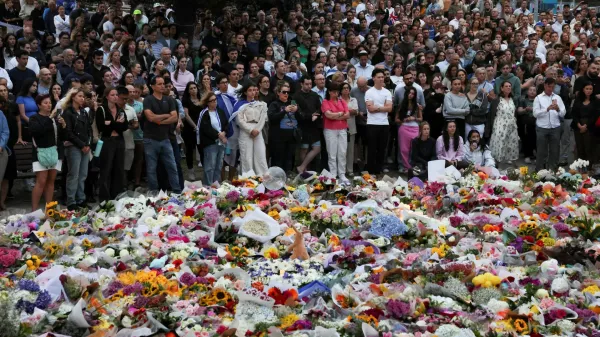 People pay respects at Bondi Pavilion to victims of a shooting during a Jewish holiday celebration at Bondi Beach, in Sydney, Australia, December 15, 2025. REUTERS/Hollie Adams   TPX IMAGES OF THE DAY