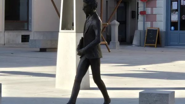 Sezana.Bronast kip Srecka Kosovela v naravni velikosti.