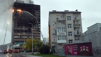 18.11.2025. - Zagreb, Hrvatska - Pozar u Vjesnikovom neboderu. Vatra se siri na nize katove. Svi vatrogasci s podrucja grada su na terenu i pokusavaju vatru staviti pod nadzor. Photo: Josip Mikacic/PIXSELL