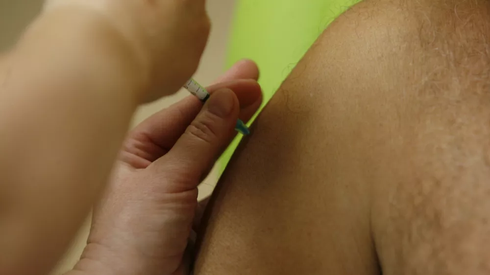 Gripa &scaron;e vztraja, cepljenih vse več