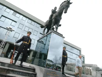 23. november državni praznik, dan Rudolfa Maistra - spomenik MORS, Kardeljeva plo&scaron;čad 25, Ministrstvo za obrambo, gardist,,stavba /FOTO: Bojan Velikonja OPOMBA: ZA OBJAVO V ČASOPISU DNEVNIK