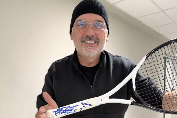 Tony Cetinski z loparjem, ki mu ga je poklonil in nanj posvetilo napisal Novak Đoković. / Foto: instagram Tonyja Cetinskega