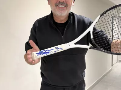 Tony Cetinski z loparjem, ki mu ga je poklonil in mu nanj napisal posvetilo Novak Đoković. F instagram Tonyja Cetinskega