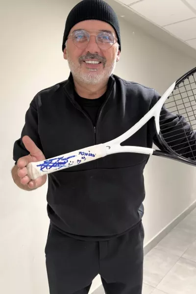 Tony Cetinski z loparjem, ki mu ga je poklonil in nanj posvetilo napisal Novak Đoković. / Foto: instagram Tonyja Cetinskega