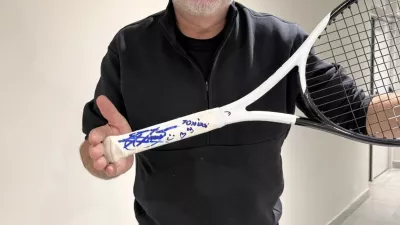 Tony Cetinski z loparjem, ki mu ga je poklonil in mu nanj napisal posvetilo Novak Đoković. F instagram Tonyja Cetinskega