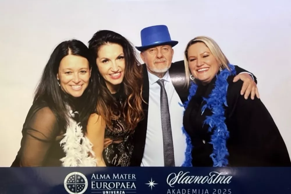 Zmago Jelinčič na nedavnem druženju Univerze v družbi lepih deklet. 