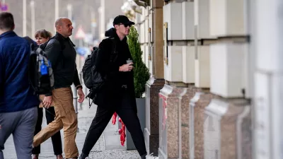 Nemcija, Berlin.Zet ameriskega predsednika Jared Kushner je prispel v hotel Adlon, kjer bo sodeloval z ukrajinskimi in evropskimi predstavniki o nacrtih za koncanje vojne v Ukrajini.