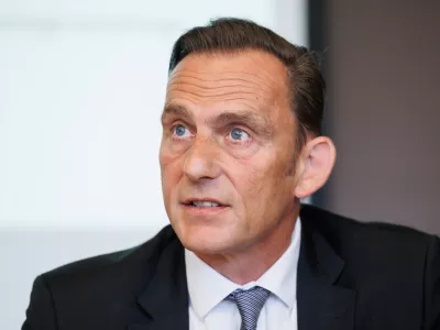 Ljubljana, Trgovinska zbornica Slovenije.Skupna novinarska konferenca gospodarskih zbornic in delodajalskih zdruzenj na temo Razmere v gospodarstvu, kam nas peljejo reforme in stanje na podrocju delovanja Ekonomsko-socialnega sveta.Predsednik Zdruzenja delodajalcev Slovenije Marjan Trobis.