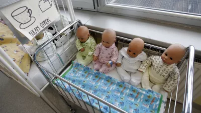 - Srednja zdravstvena šola v Ljubljani, Poljanska cesta 61, - izobraževanje v programih za poklic tehnik zdravstvene nege in bolničar negovalec - simbolična fotografija - zdravstvo - dojenček - nedonošenček - otrok - bolnišnica - pediatrija - - Informativni dnevi 2015 - informativni dan na fakultetah in srednjih šolah za bodoče študente in dijake - izobraževanje - šolstvo - študij - dijaki - študenti - //FOTO: Tomaž Skale