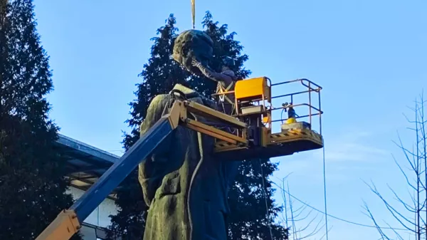 Velenje, Titov trg.Velenjska obcina je danes obnovila Titov spomenik.