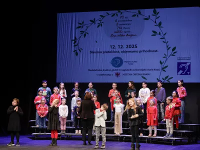 Sedem desetletij dru&scaron;tva gluhih in naglu&scaron;nih