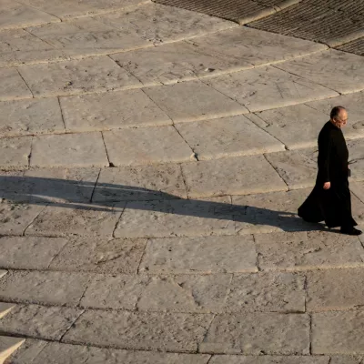 A priest walks at St. Peter's Square, ahead of the funeral Mass of Pope Francis, at the Vatican, April 26, 2025. REUTERS/Remo Casilli   TPX IMAGES OF THE DAY      SEARCH "2025 STORIES BEST" FOR THIS STORY. SEARCH "REUTERS YEAR-END" FOR ALL 202X YEAR END GALLERIES. / Foto: Remo Casilli