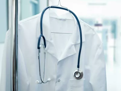 Bela halja, beli pla&scaron;č, zdravnik, simbolična, zdravstvo Foto: Reuters/Alamy