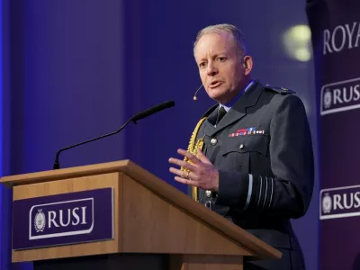 Letalski mar&scaron;al Richard Knighton med nagovorom v Kraljevem združenem in&scaron;titutu za varnost in obrambo. Foto: Profimedia