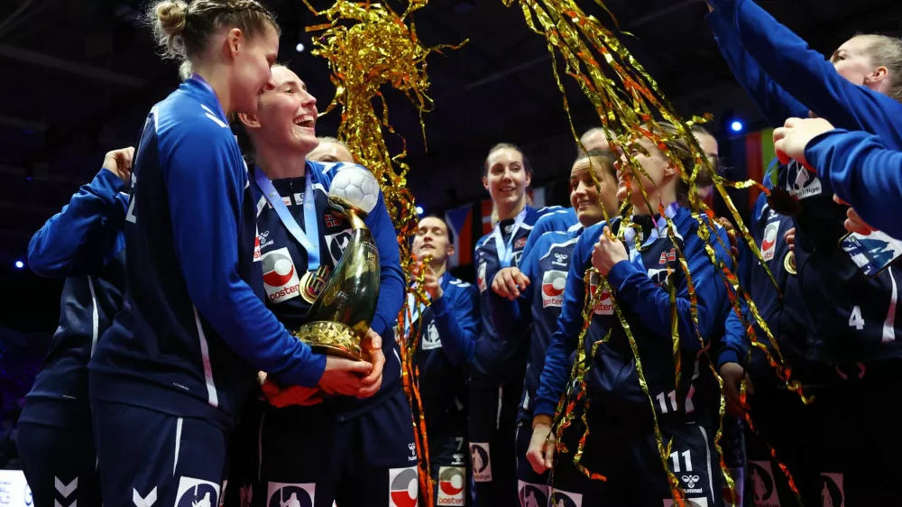 Handball - 2025 IHF World Women's Handball Championship - Rotterdam Ahoy, Rotterdam, Netherlands - December 14, 2025 Gold medallist Norway's Maren Nyland Aardahl celebrates with the trophy and teammates during the ceremony REUTERS/Piroschka Van De Wouw