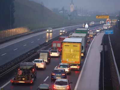 - 20.12.2015 - &scaron;tajerska avtocesta - kolona vozil na &scaron;tajerski avtocesti proti Mariboru pri Blagovici zaradi prometne nesreče na Trojanah. //FOTO: Bojan Velikonja