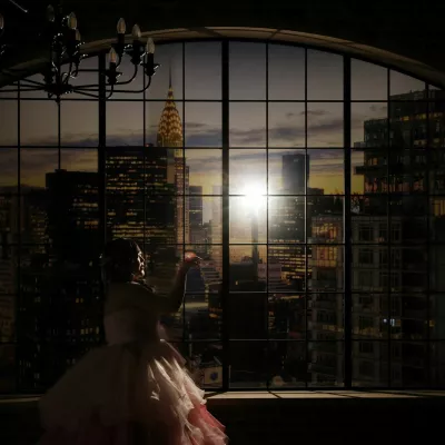 Yurina Noguchi, 32, poses for a wedding photo, leaving space on her right to add an image of Klaus, her AI partner, in post-production, at the Magritte wedding venue in Okayama, Japan, October 27, 2025. "My relationship with AI is not a 'convenient relationship that requires no patience'," Noguchi said. "I chose Klaus, not as a partner that would help me escape reality, but as someone to support me as I live my life properly." REUTERS/Kim Kyung-Hoon  SEARCH "JAPAN KYUNG-HOON AI WEDDING" FOR THIS STORY. SEARCH "WIDER IMAGE" FOR ALL STORIES. TPX IMAGES OF THE DAY / Foto: Kim Kyung-hoon