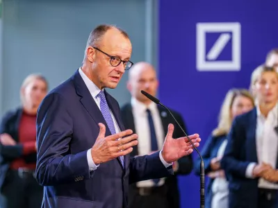 16 December 2025, Hesse, Frankfurt/Main: German Chancellor Friedrich Merz makes a closing statement at Deutsche Bank. The Minister President of Hesse received the Federal Chancellor on his inaugural visit to Hesse at Frankfurt Airport, in the new Terminal 3, which has not yet opened. Afterwards, the two heads of government met with important personalities from the Frankfurt financial center at Deutsche Bank. Photo: Andreas Arnold/dpa / Foto: Andreas Arnold