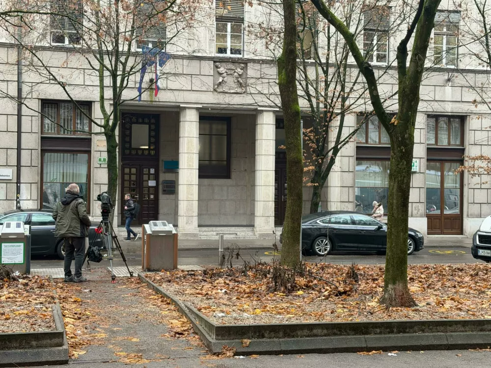 Preiskave na sedežu Slovenskih železnic. Foto: Dnevnik