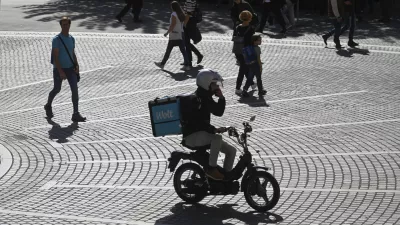 dostava hrane WOLT in motorno kolo - motor - skuter - kolo s pomožnim motorjem - 05.10.2022 - prepoved vožnje za vsa motorna kolesa - pe&scaron; cona v sredi&scaron;ču Ljubljane //FOTO: Nik Erik Neubauer