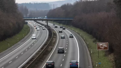 Avtocesta A45, kjer so ob cesti na&scaron;li avto.