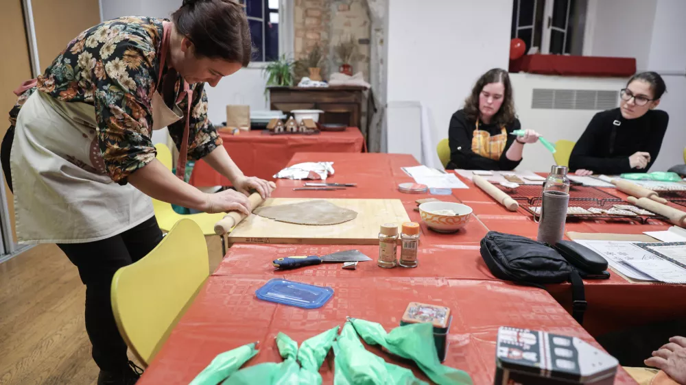 Poiskali skrivnost di&scaron;ečih medenih hi&scaron;ic