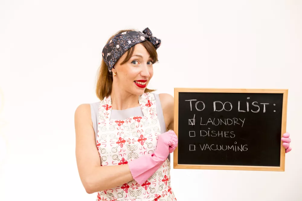 Housewife with black chalk board with a to do list in her hands / Foto: Artursfoto