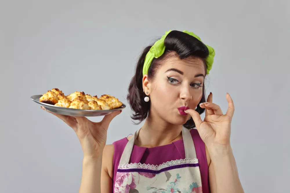 Beautiful woman in pin up style with perfect hair and make up.Expressive facial expressions. Housewife with yummy biscuits. / Foto: Igorr1