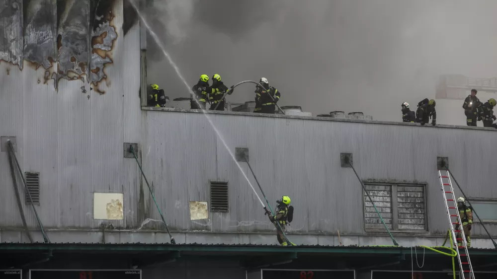 -14.12.2025. - Obsežen požar skladi&scaron;ča in logističnega centra SPAR Slovenija.- gasilci,//FOTO: Bojan Velikonja