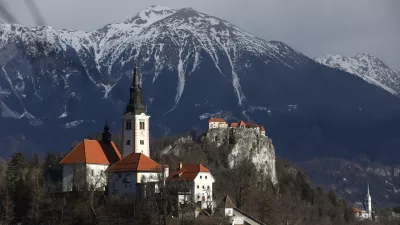 - 28.01.2022 &ndash; Bled - Blejski otok - Cerkev Marijinega vnebovzetja - Blejski grad - turizem - turistična destinacija //FOTO: Luka Cjuha.