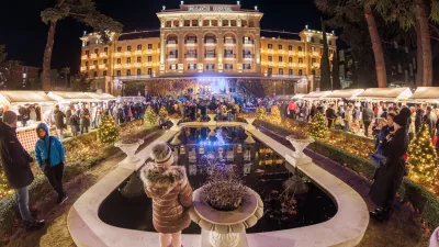 S prižigom luči pred hotelom Kempinski se je v Občina Piran začel bogat praznični program, ki bo trajal vse do 5. januarja. F Jaka Ivančič