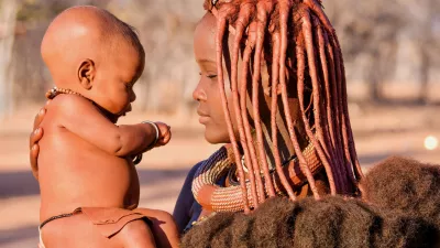 Mama in sin plemena Himba / Foto: Istock