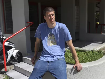 Goran Vojnović, filmski in televizijski režiser ter scenarist, pisatelj in kolumnist - 11.05.2021 &ndash; Stanovanjska soseska FUŽINE &ndash;  FOTO: Jaka GasarOPOMBA &ndash; REPORTAŽA ZA OBJEKTIV 2021 / Foto: Jaka Gasar