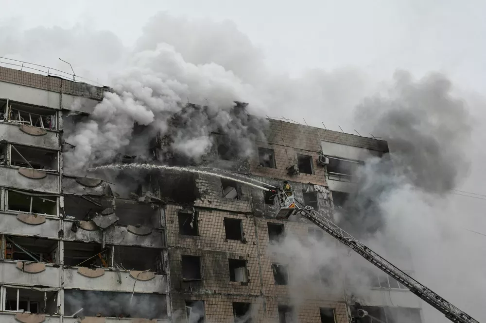 A firefighter works at the site of an apartment building hit by a Russian air strike, amid Russia's attack on Ukraine, in Zaporizhzhia, Ukraine December 17, 2025. REUTERS/Stringer