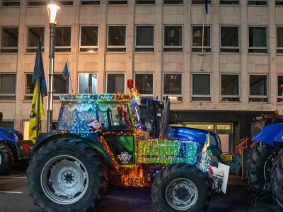 A tractor with holiday lights is parked to block a main boulevard during a demonstration outside a gathering of European leaders at the EU Summit in Brussels, Thursday, Dec. 18, 2025. (AP Photo/Marius Burgelman)