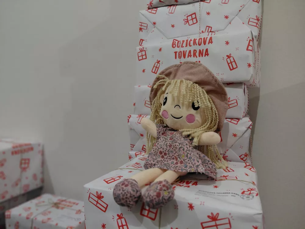 Punčka, ki &scaron;e čaka, da bo na božično jutro razveselila deklico. F Vesna Levičnik