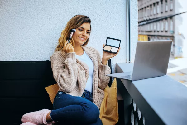 Na spletu i&scaron;čemo različne stvari, včasih tudi nasvete za ličenje. / Foto: Istock