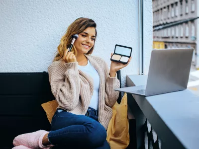Na spletu i&scaron;čemo različne stvari, včasih tudi nasvete za ličenje. / Foto: Istock