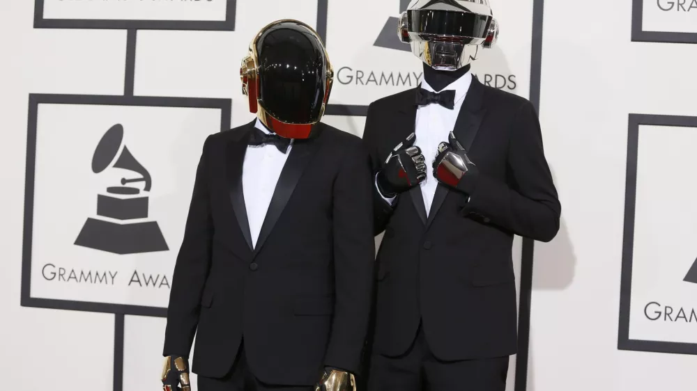 Daft Punk arrive at the 56th annual Grammy Awards in Los Angeles, California January 26, 2014.   REUTERS/Danny Moloshok (UNITED STATES - Tags: ENTERTAINMENT)  (GRAMMYS-ARRIVALS)